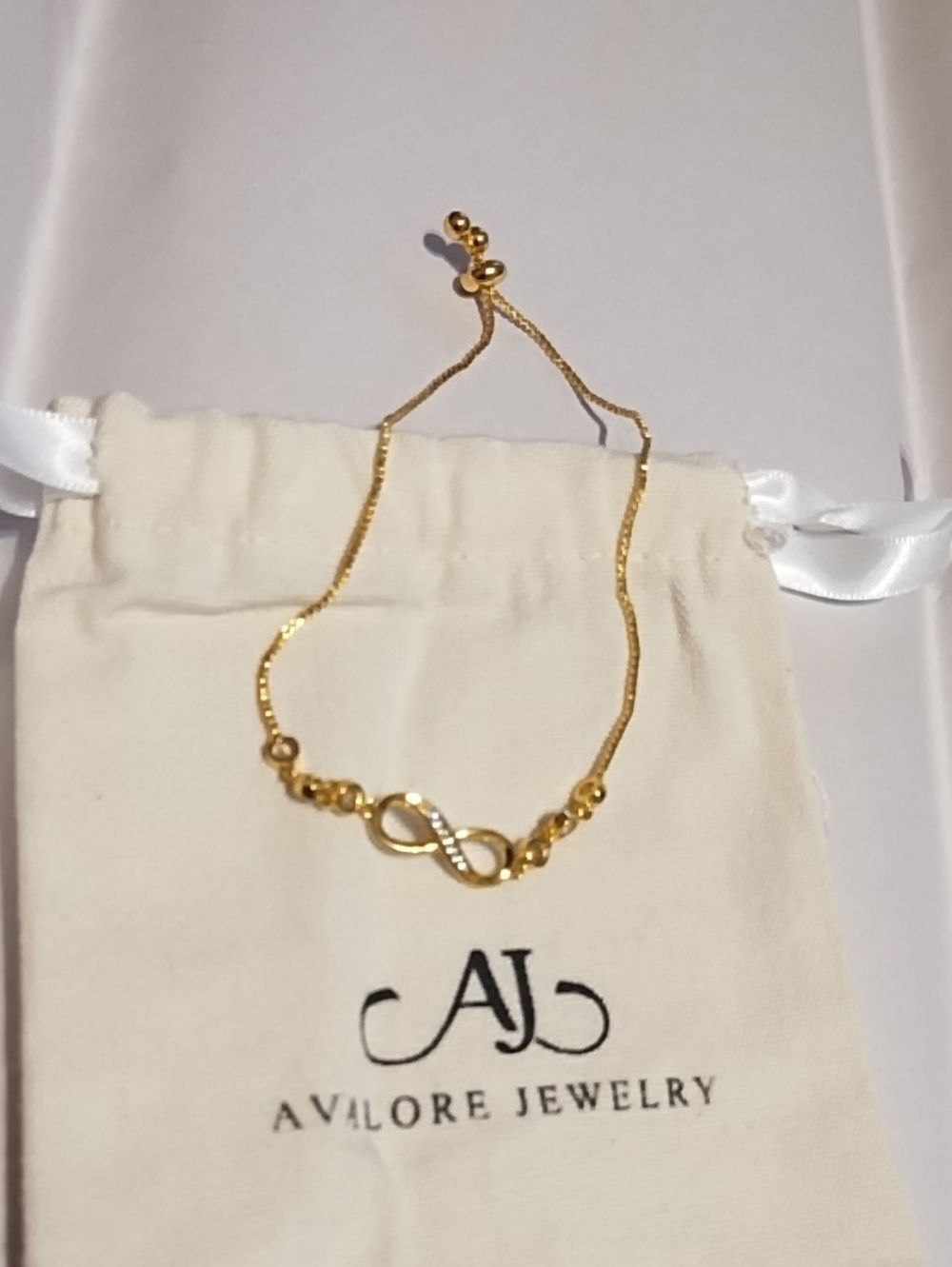 NWT Avalore Adjustable Gold Infinity Bracelet